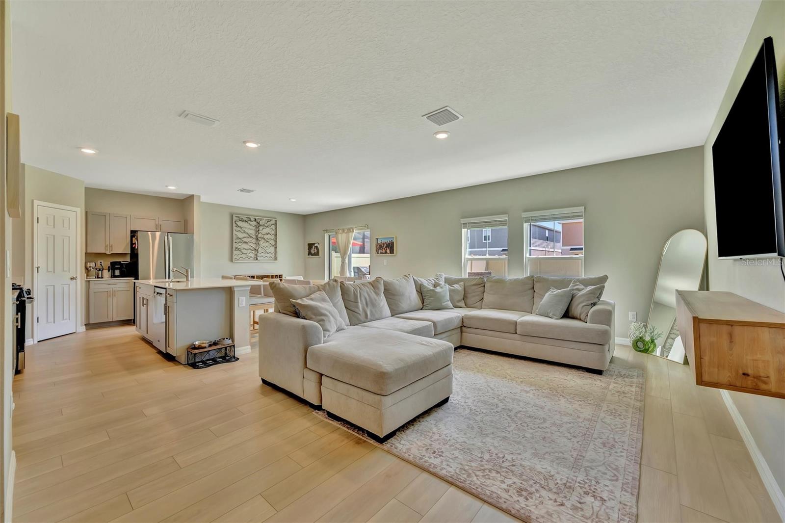 Large layout with plenty of sunlight