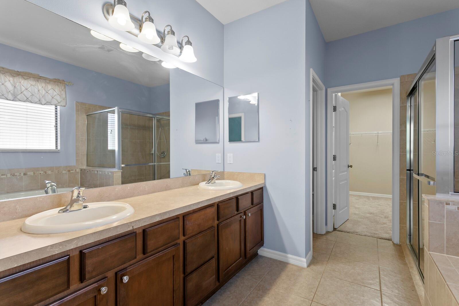 7911 HAMPTON LAKE DR, TAMPA, FL, 33647