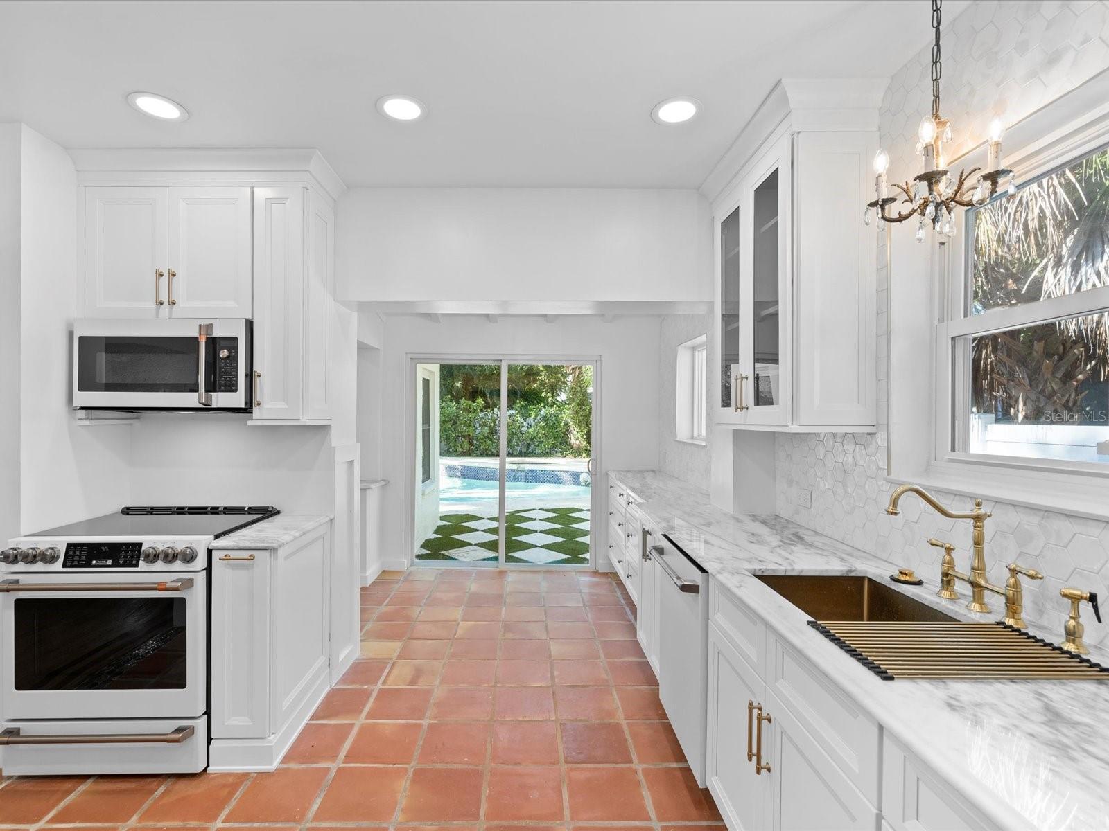 721 SNELL ISLE BLVD NE, ST PETERSBURG, FL, 33704