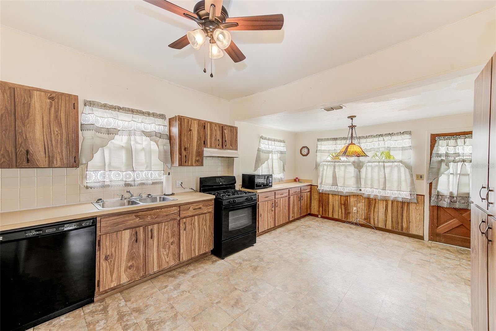 KITCHEN TO NOOK