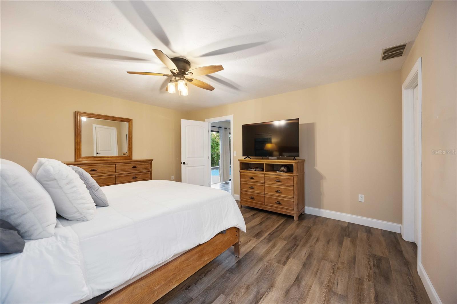 635 TROPICAL CIR, SARASOTA, FL, 34242