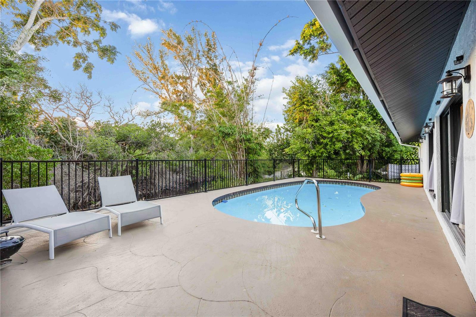 635 TROPICAL CIR, SARASOTA, FL, 34242