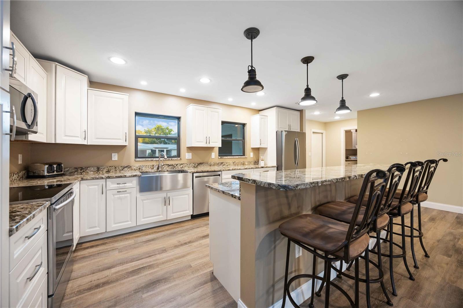 635 TROPICAL CIR, SARASOTA, FL, 34242