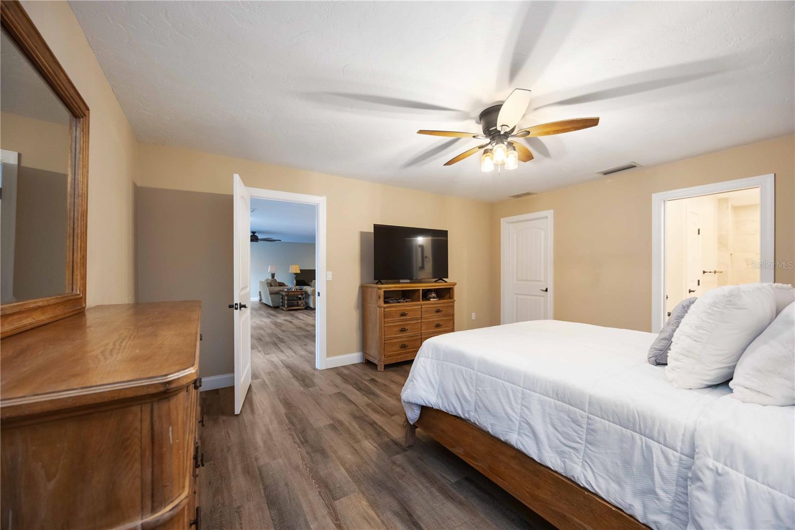 635 TROPICAL CIR, SARASOTA, FL, 34242