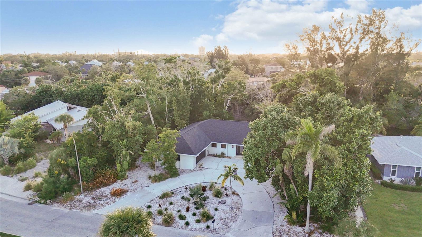 635 TROPICAL CIR, SARASOTA, FL, 34242