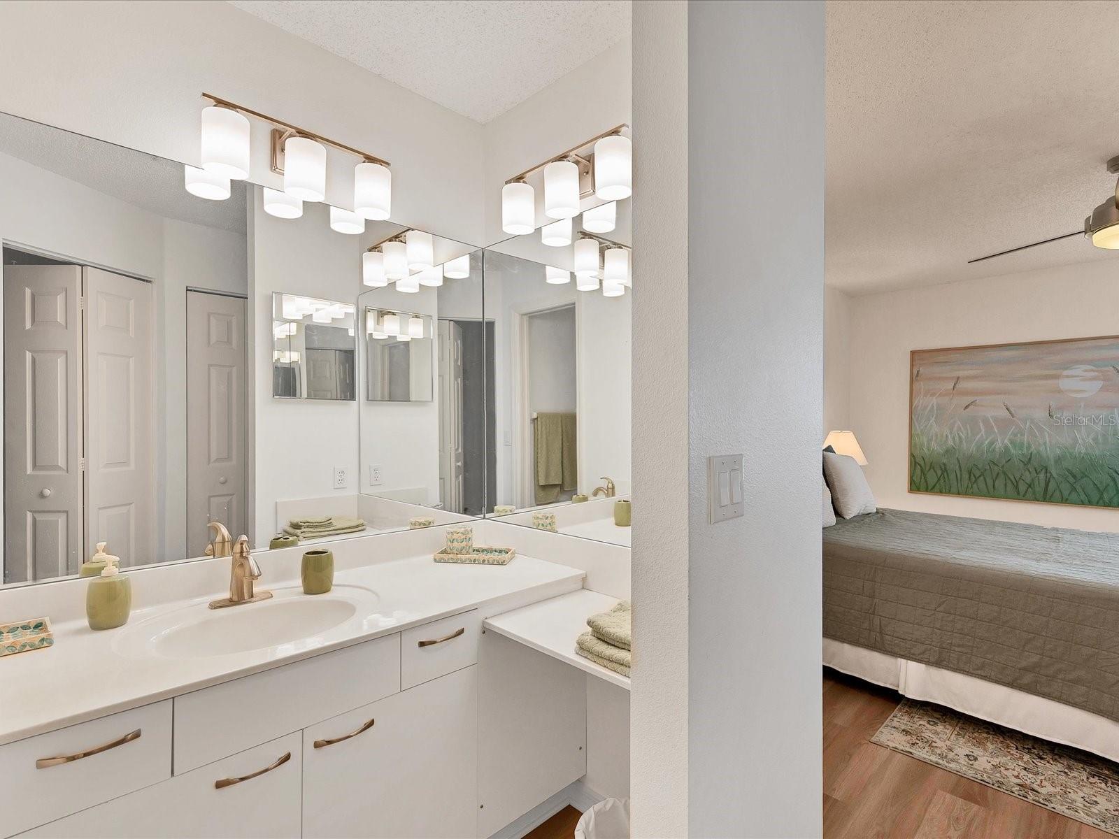 3607 E BAY DR #206, HOLMES BEACH, FL, 34217