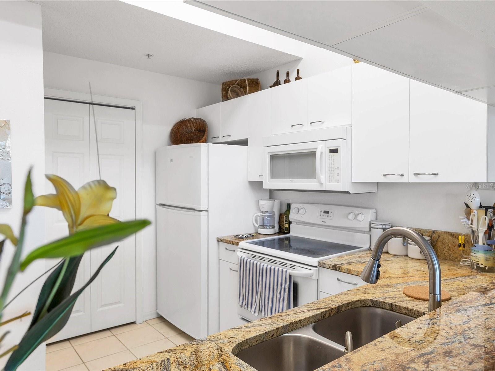 3607 E BAY DR #206, HOLMES BEACH, FL, 34217