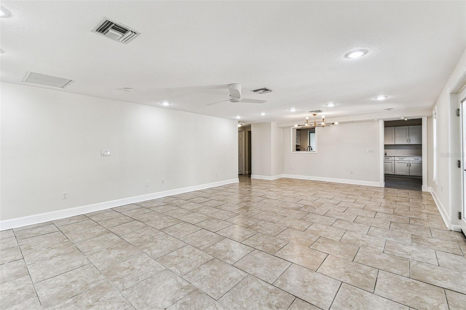 Convenient pass through to the kitchen