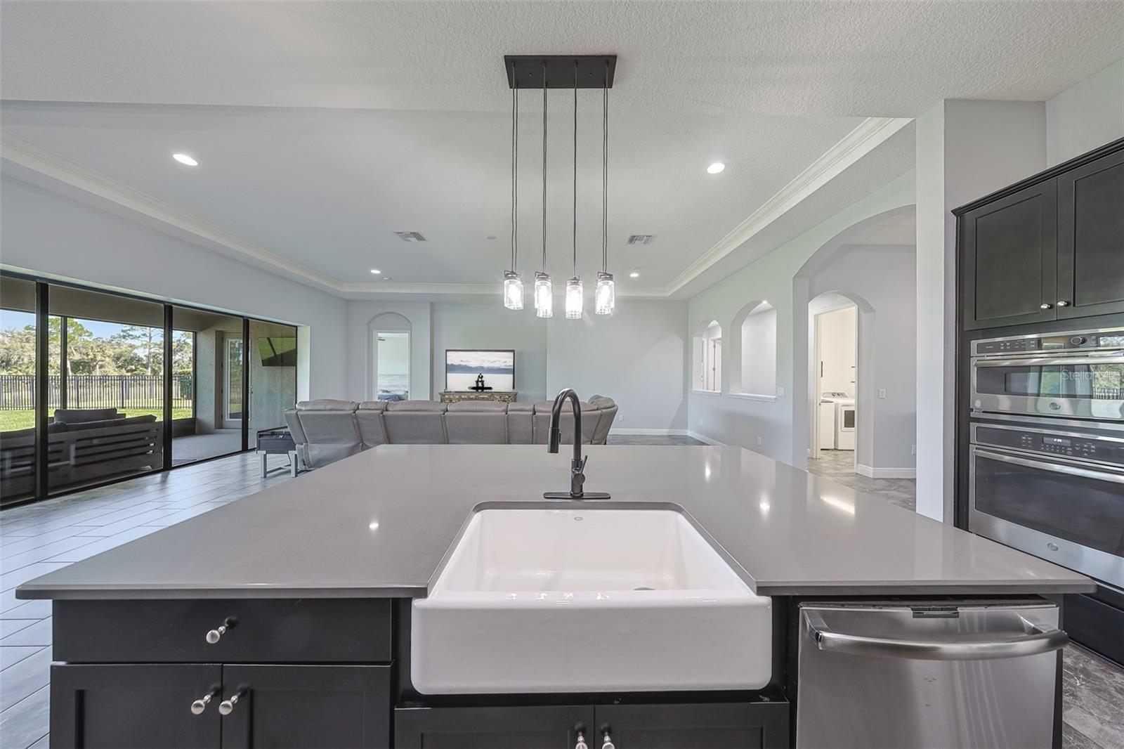Kitchen island-farmhouse sink