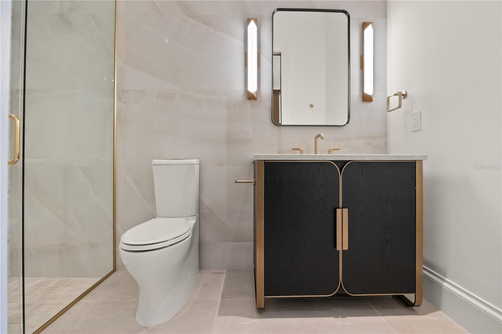 O6353083 Property Photo