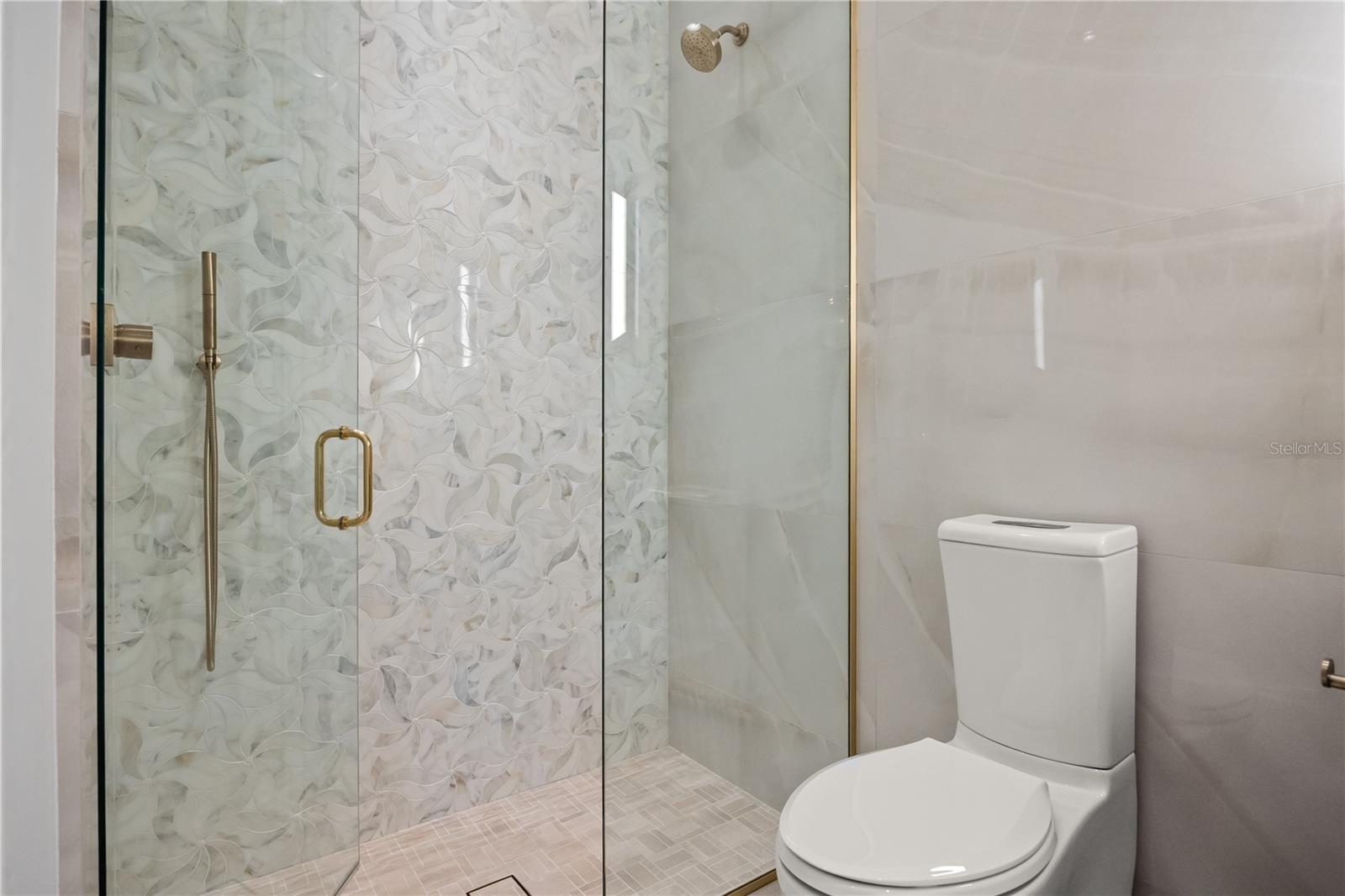 O6353083 Property Photo