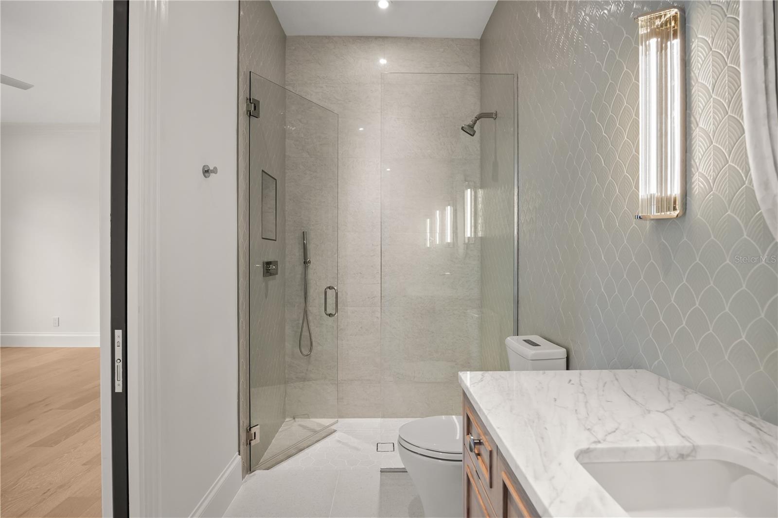 O6353083 Property Photo