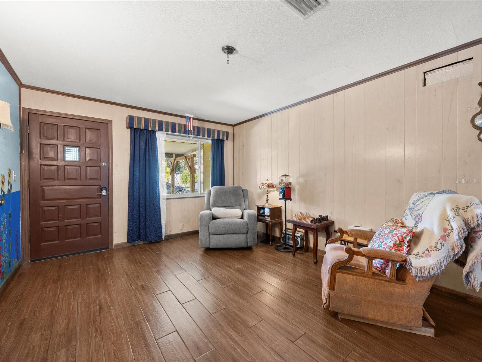 Living Room/Entrance