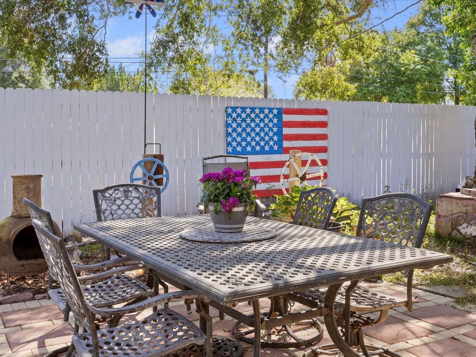 Great outdoor dining and sitting space