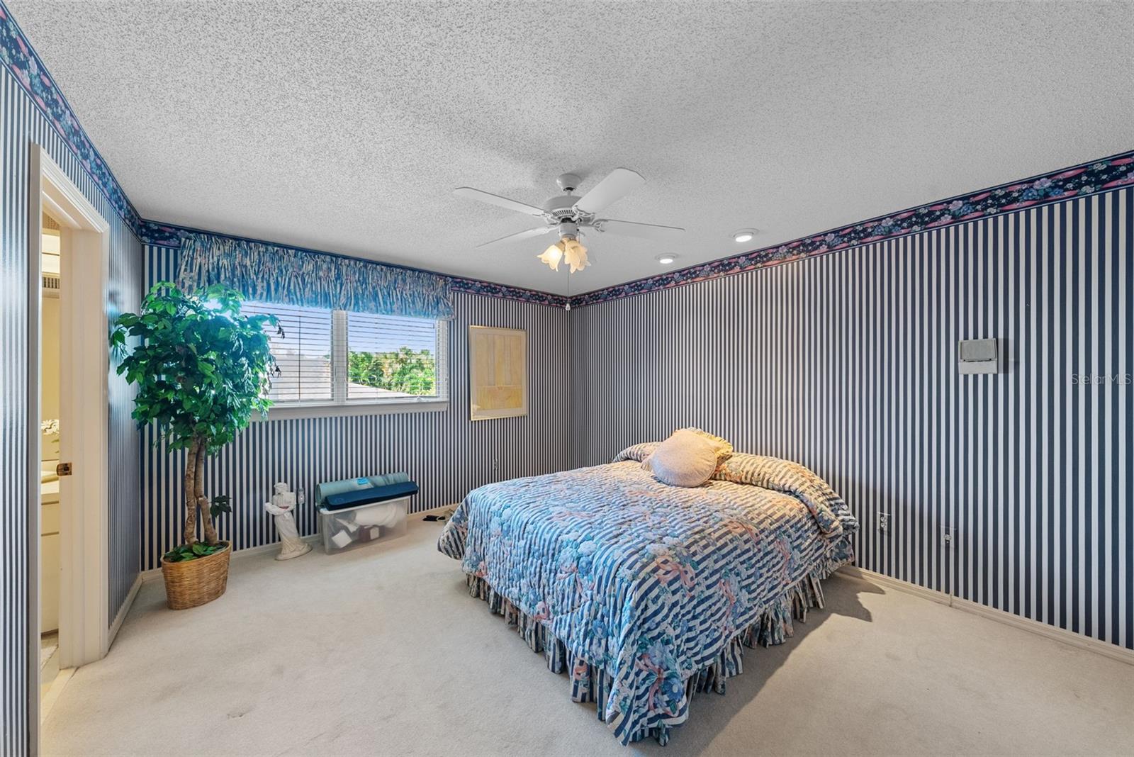 TB8438940 Property Photo