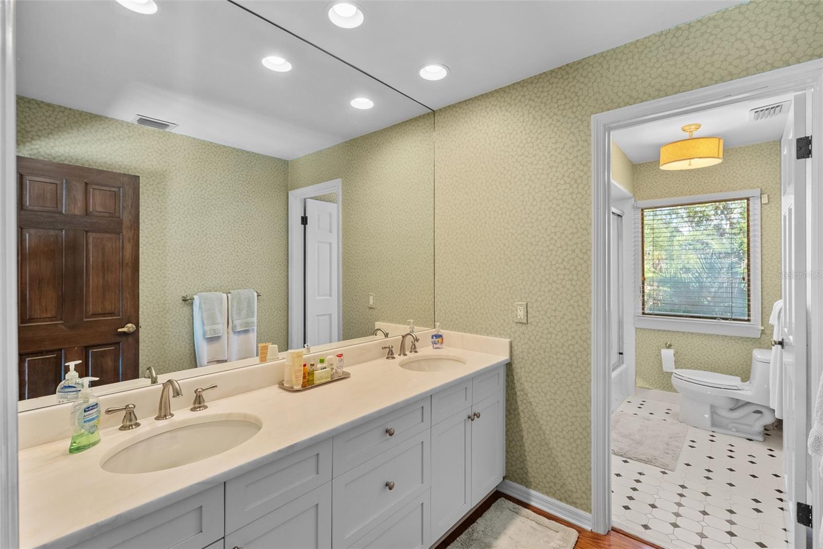 TB8438940 Property Photo