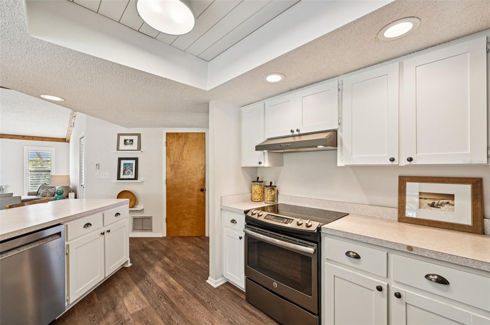 560 SANDLOR DR, ENGLEWOOD, FL, 34223