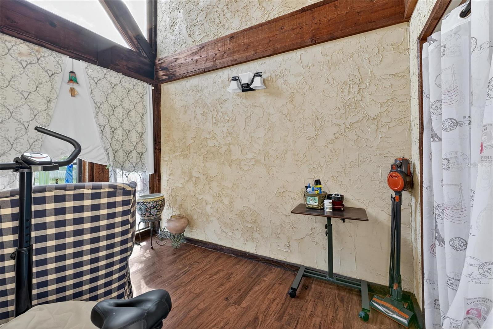 O6353733 Property Photo