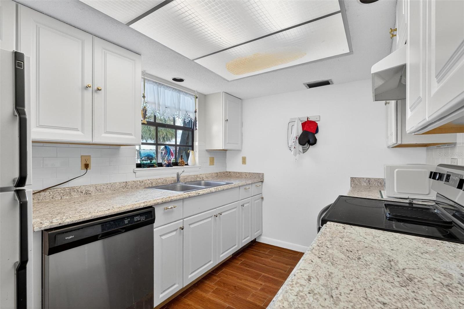 O6353733 Property Photo