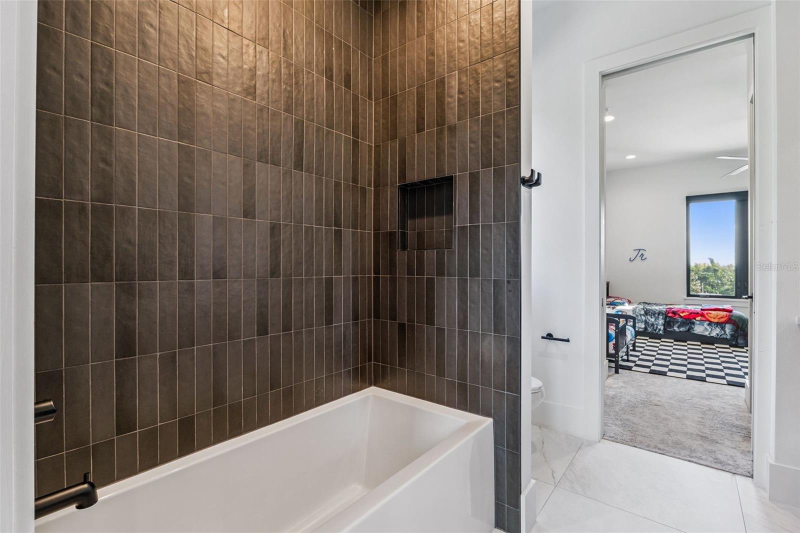 O6354264 Property Photo