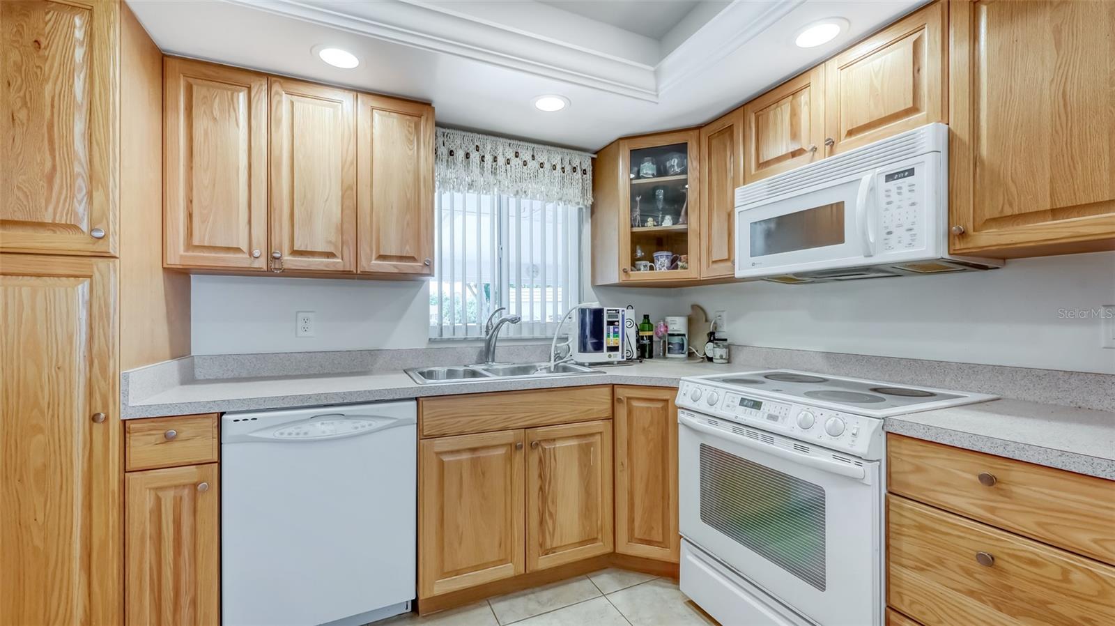 2016 RIVERBLUFF PKWY #V328, SARASOTA, FL, 34231