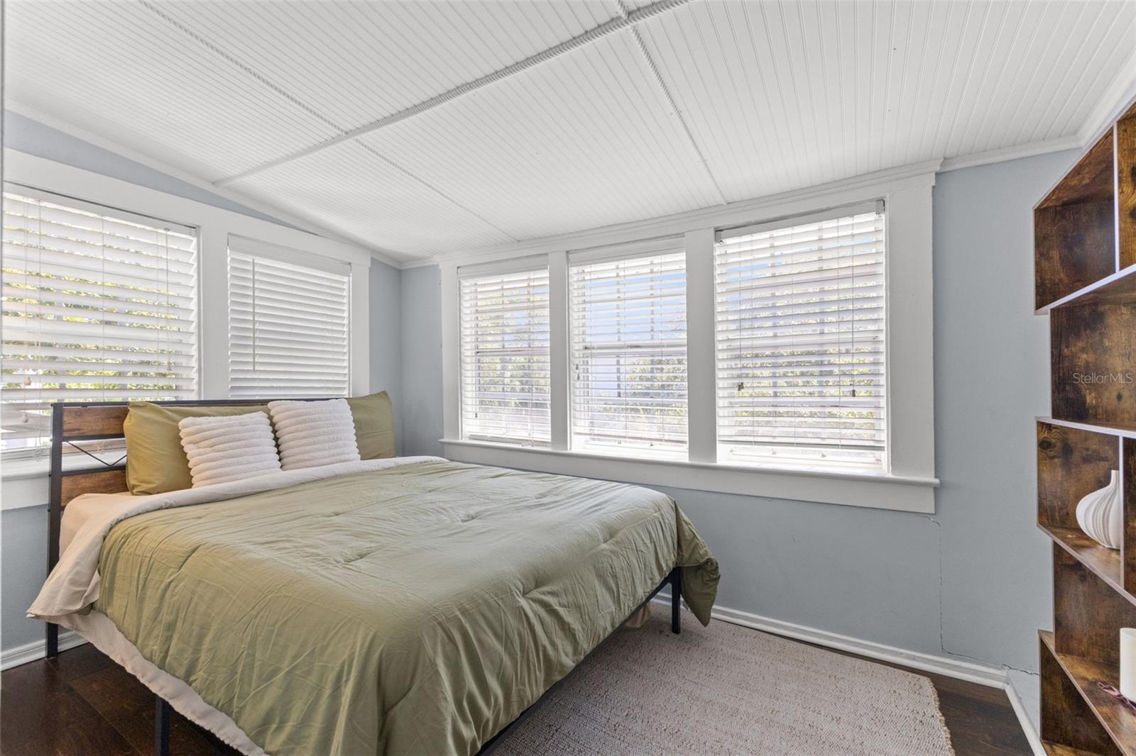 609 W AZEELE ST, TAMPA, FL, 33606