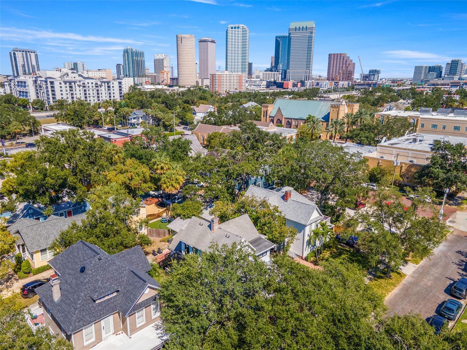 609 W AZEELE ST, TAMPA, FL, 33606