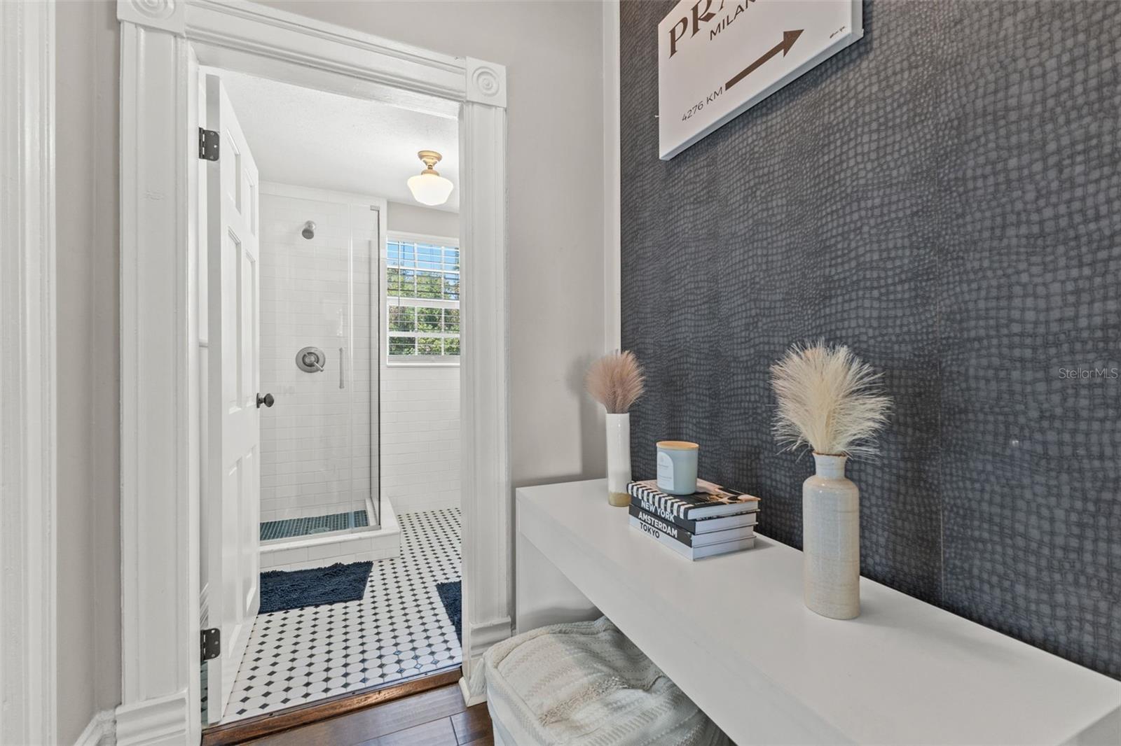 609 W AZEELE ST, TAMPA, FL, 33606