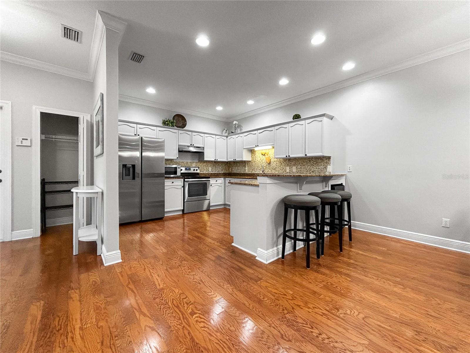 254 VALENCIA CIR, ST PETERSBURG, FL, 33716