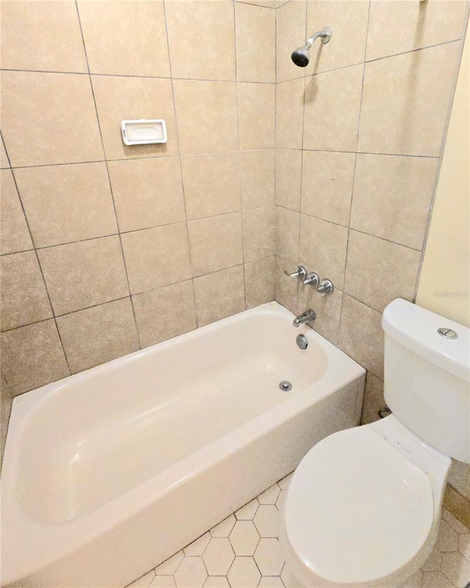 1836 N CRYSTAL LAKE DR #12, LAKELAND, FL, 33801