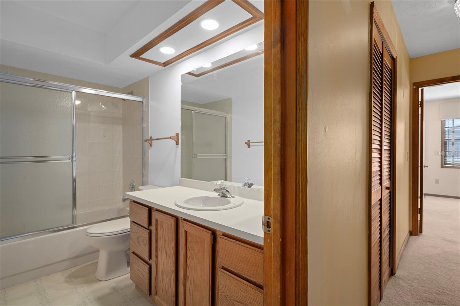 Upper Level Guest Bath with Tub