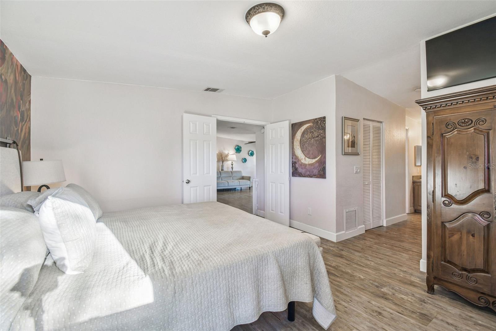 Primary bedroom has 2 walk in closets