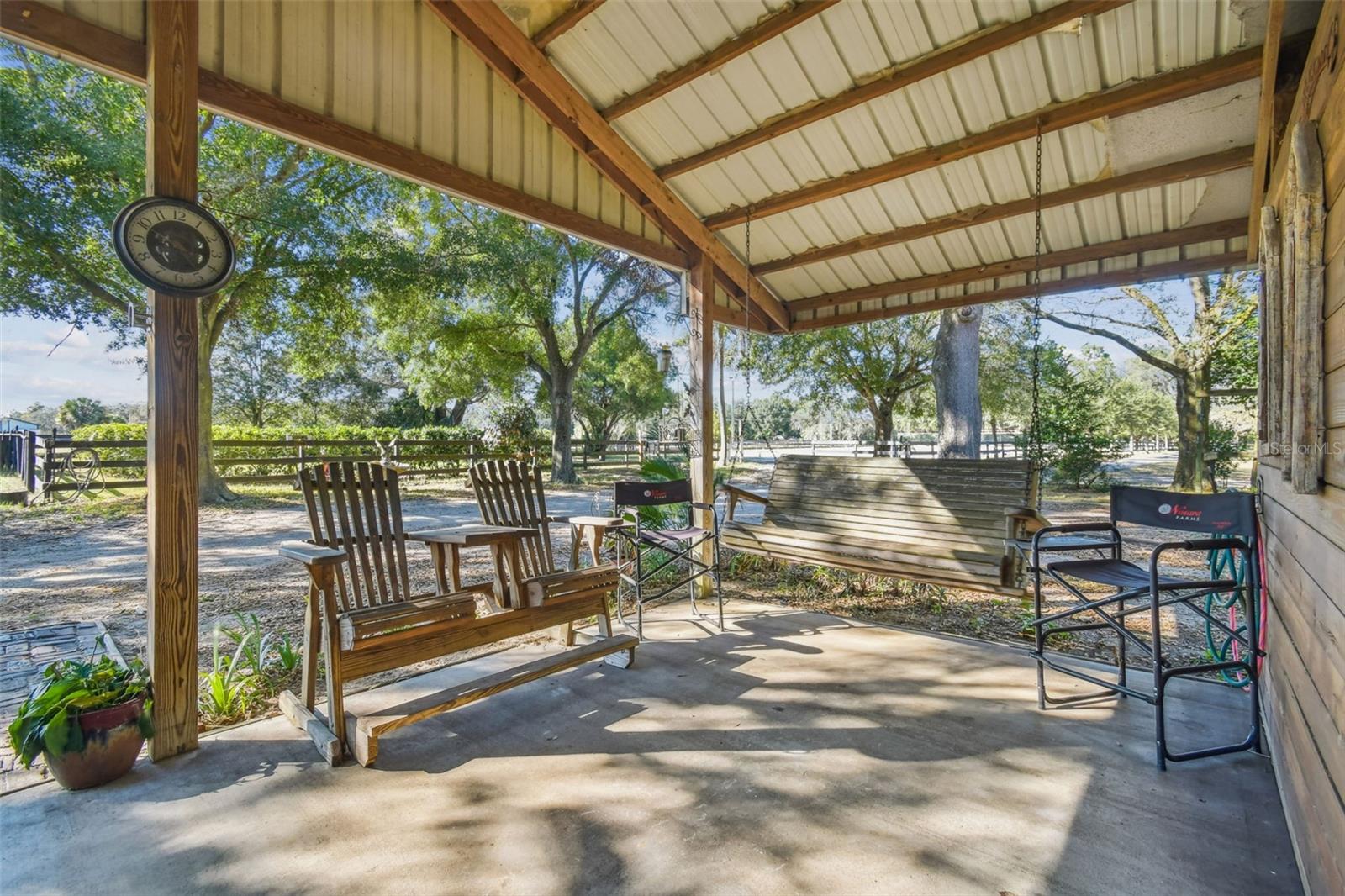 Sitting area across from wash rack.