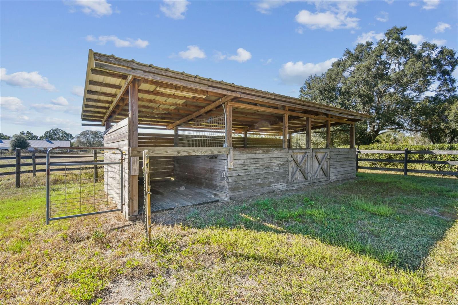 2 additional stalls in paddock