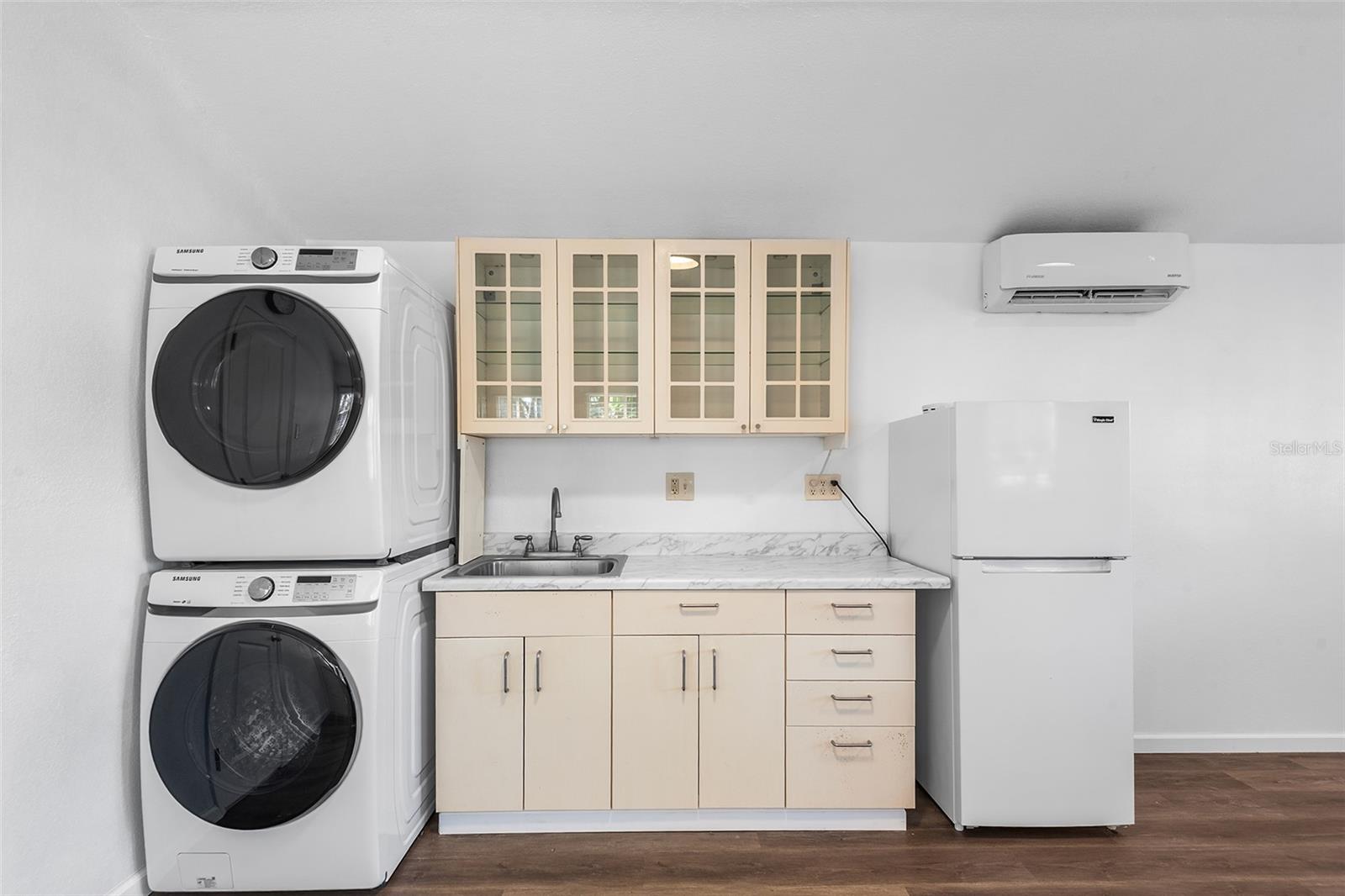 Studio Kitchenette/ Laundry