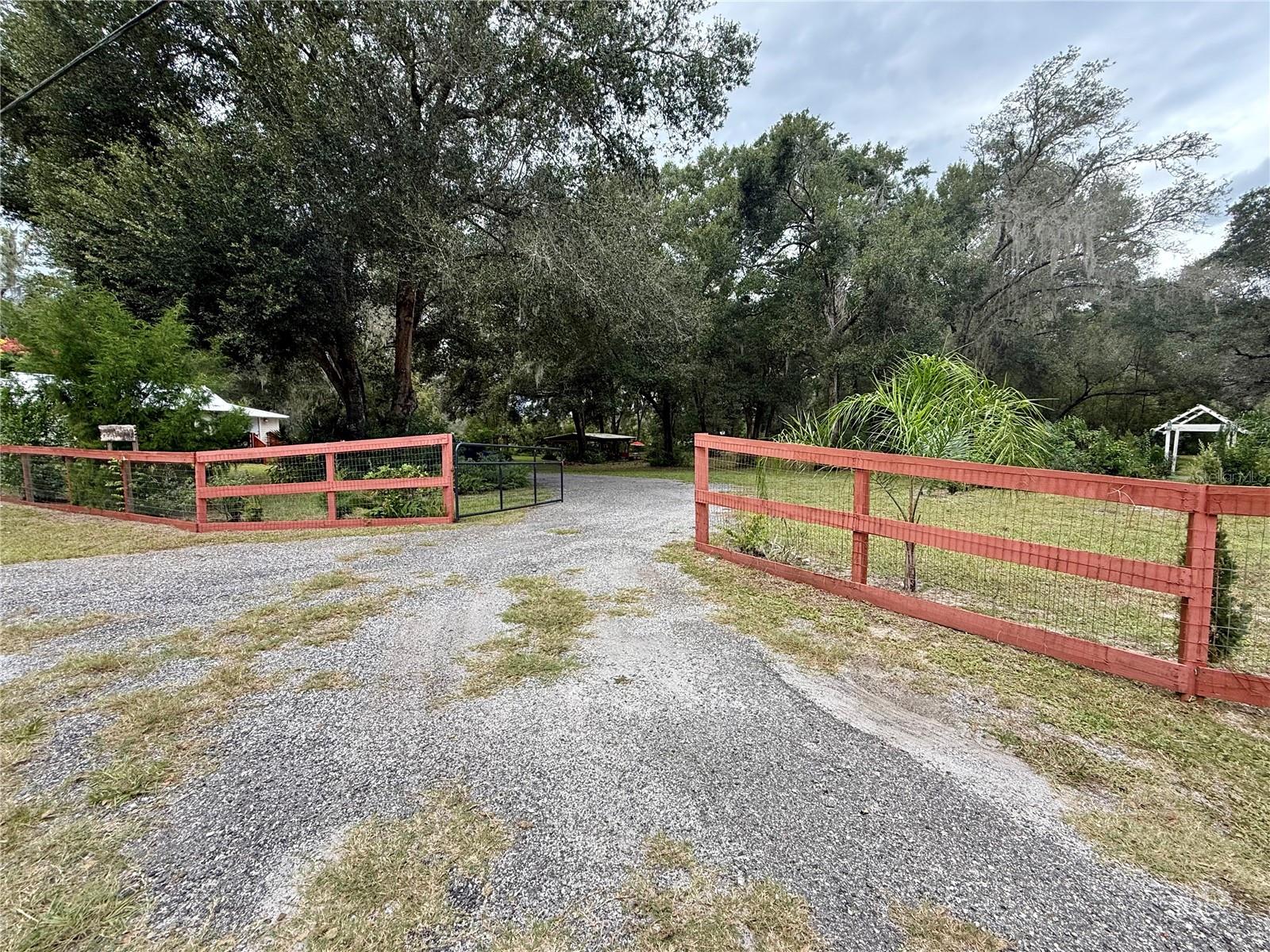 1074 EMPORIA RD, PIERSON, FL, 32180