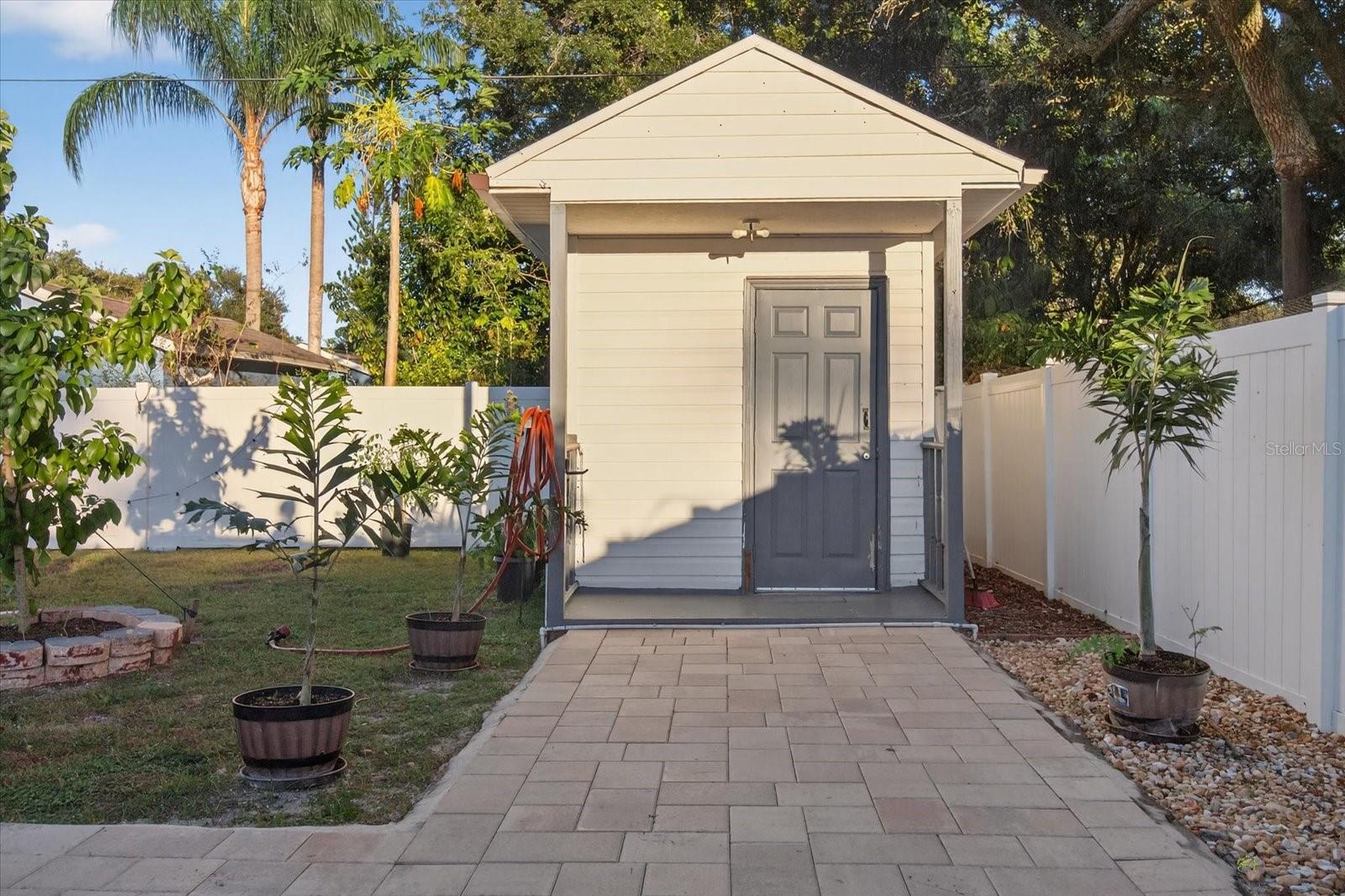 812 W COUNTRY CLUB DR, TAMPA, FL, 33612