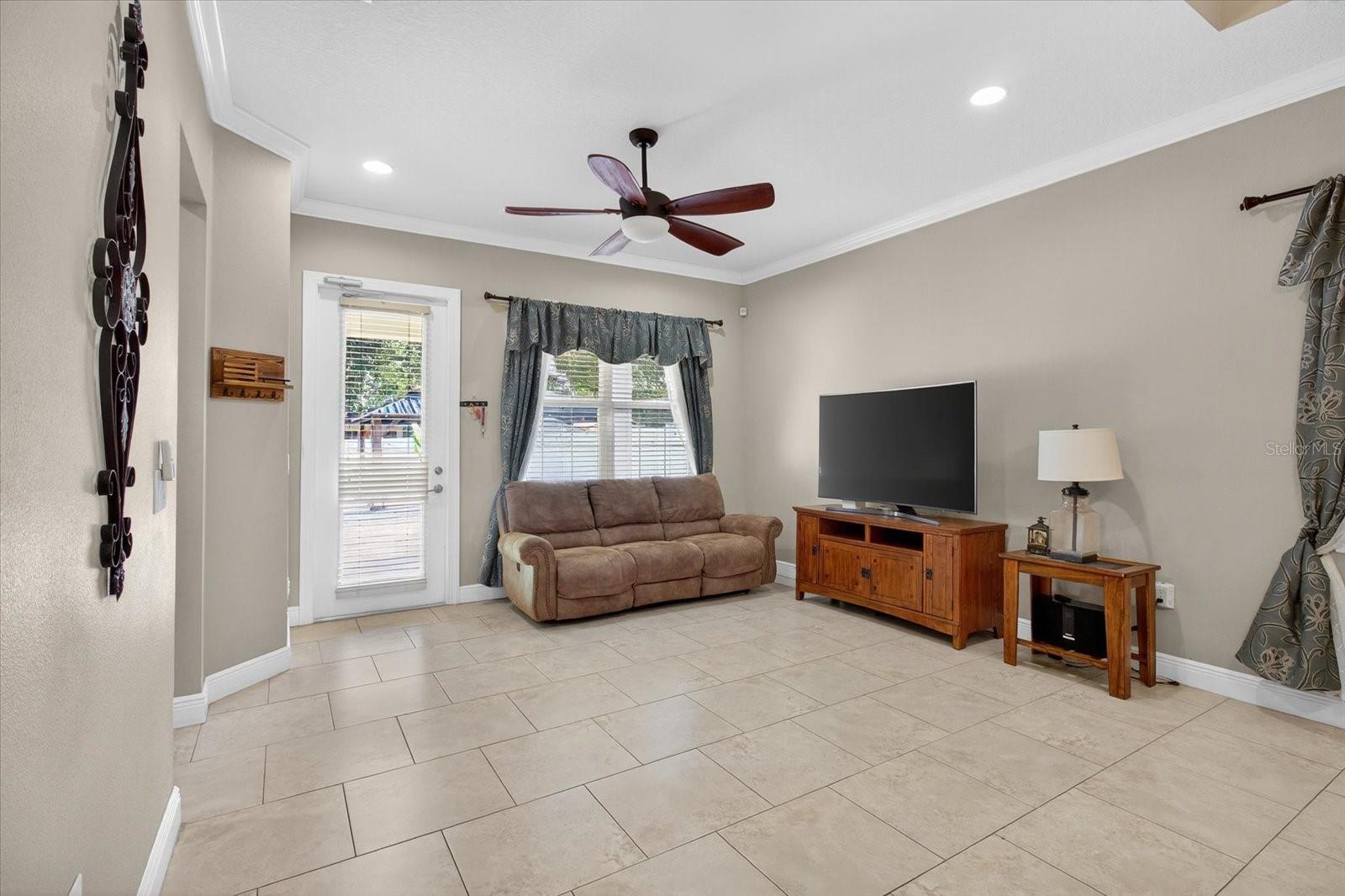 812 W COUNTRY CLUB DR, TAMPA, FL, 33612