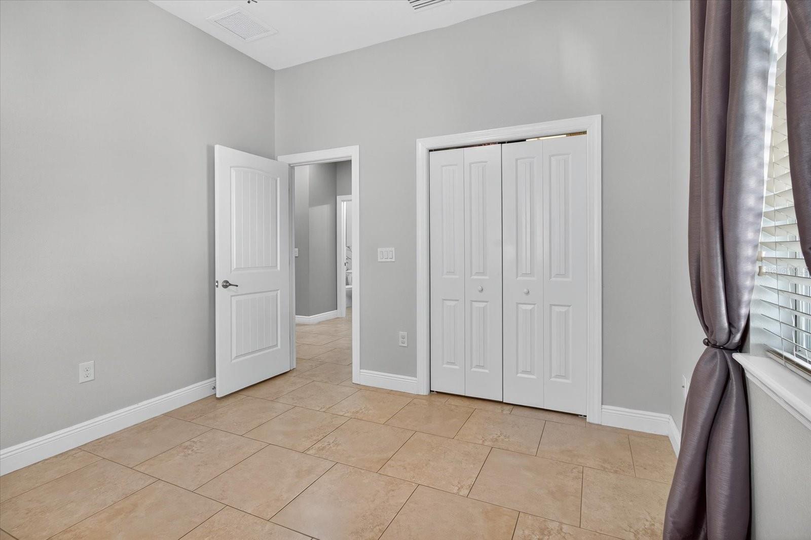 812 W COUNTRY CLUB DR, TAMPA, FL, 33612