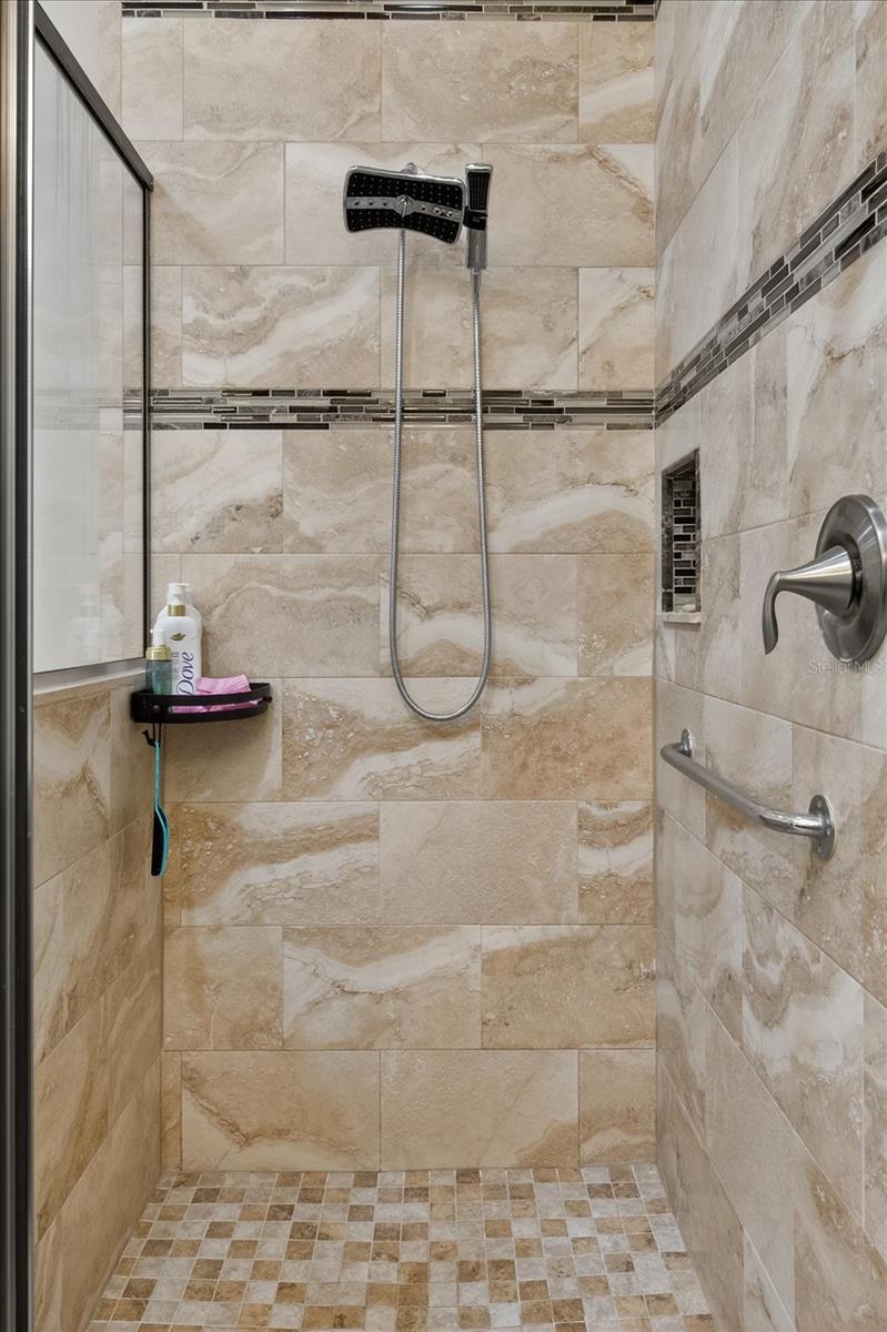 812 W COUNTRY CLUB DR, TAMPA, FL, 33612