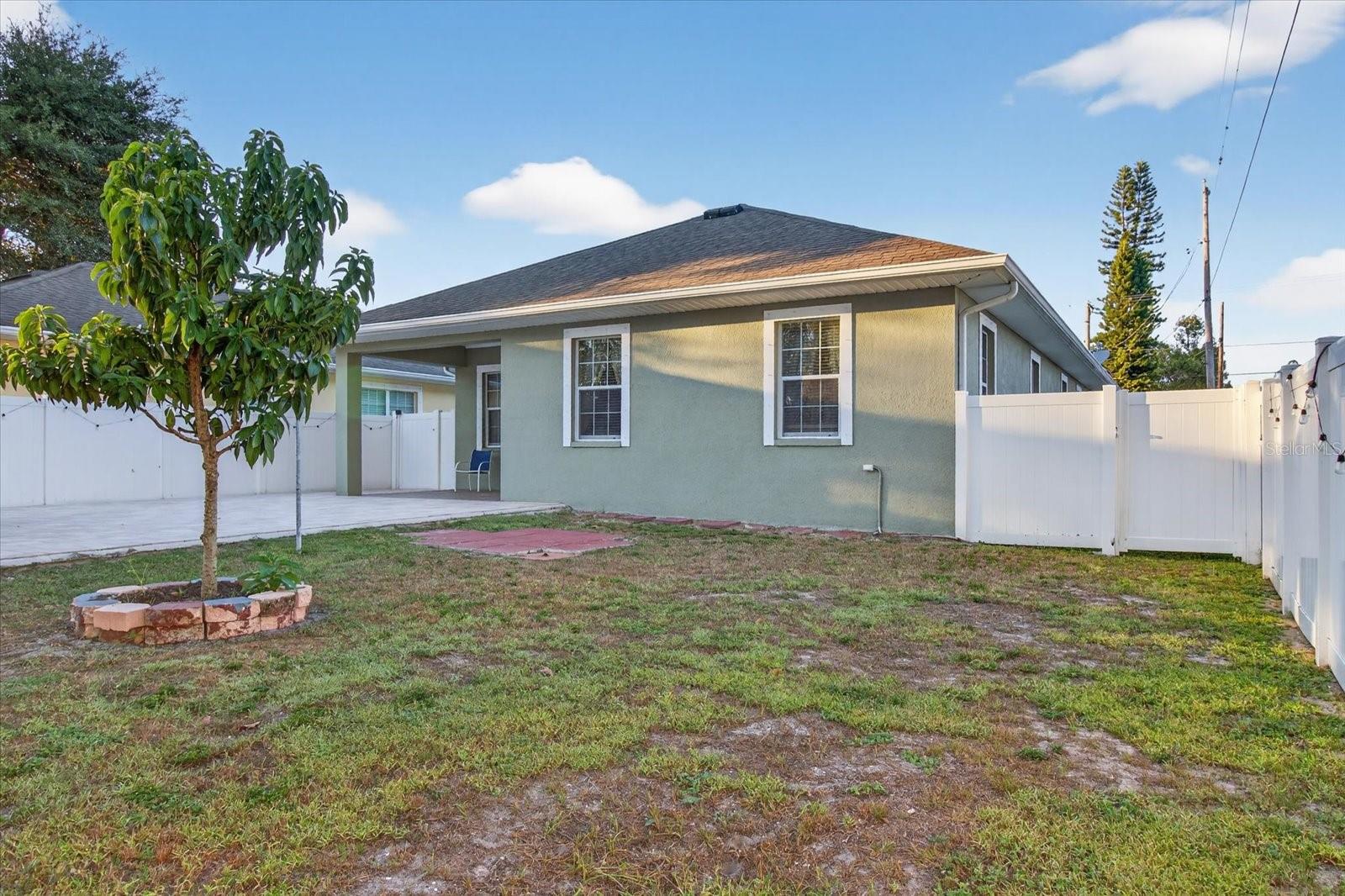 812 W COUNTRY CLUB DR, TAMPA, FL, 33612