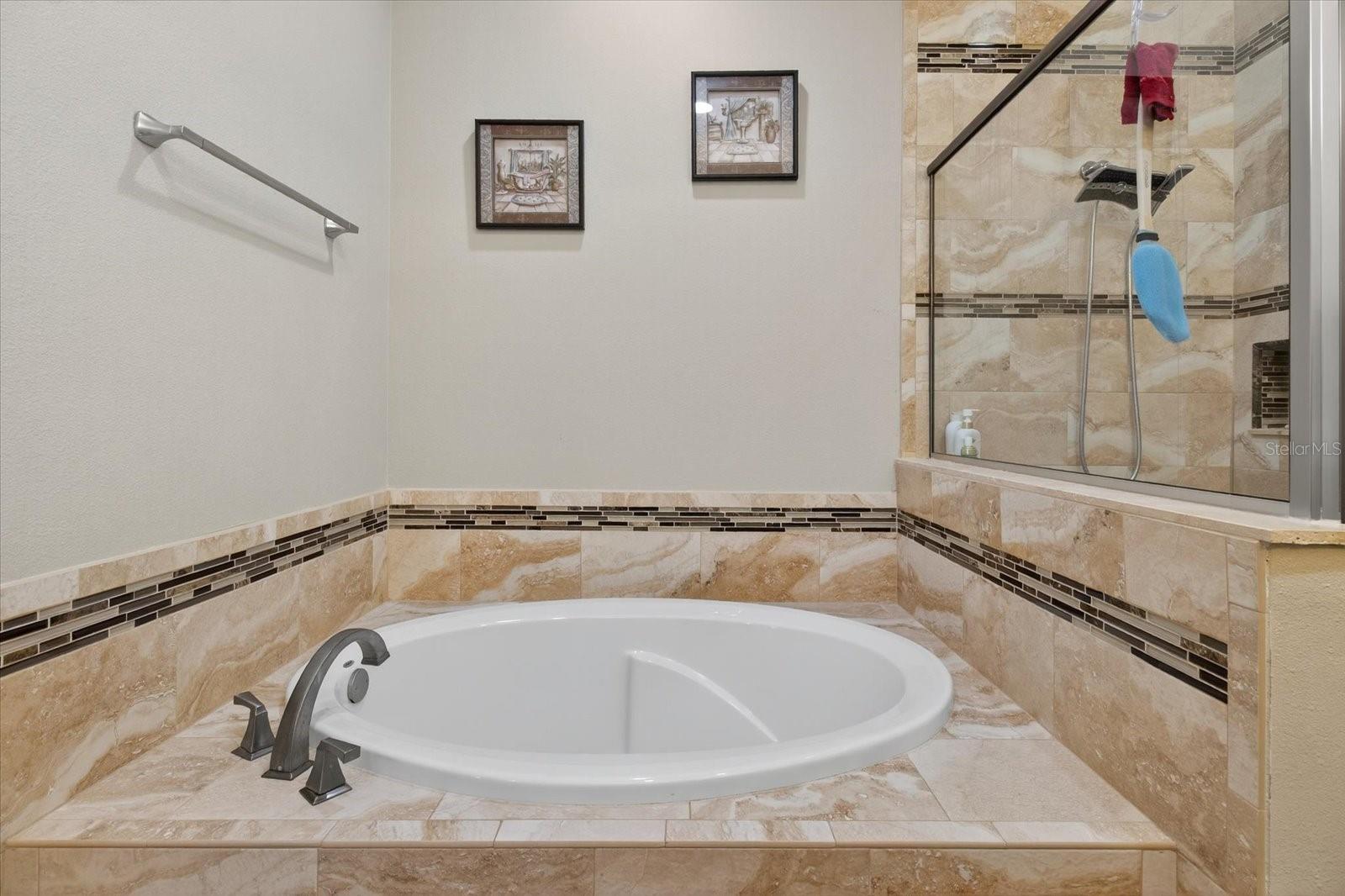 812 W COUNTRY CLUB DR, TAMPA, FL, 33612