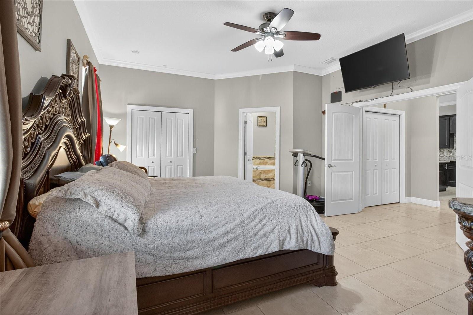 812 W COUNTRY CLUB DR, TAMPA, FL, 33612