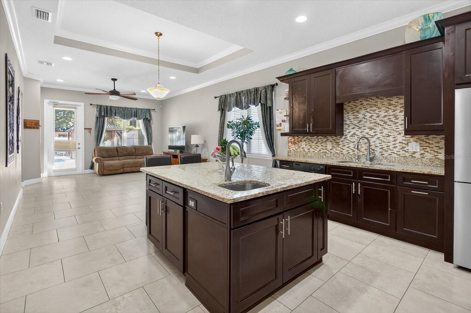 812 W COUNTRY CLUB DR, TAMPA, FL, 33612