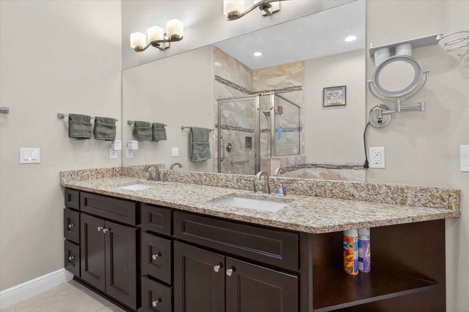 812 W COUNTRY CLUB DR, TAMPA, FL, 33612