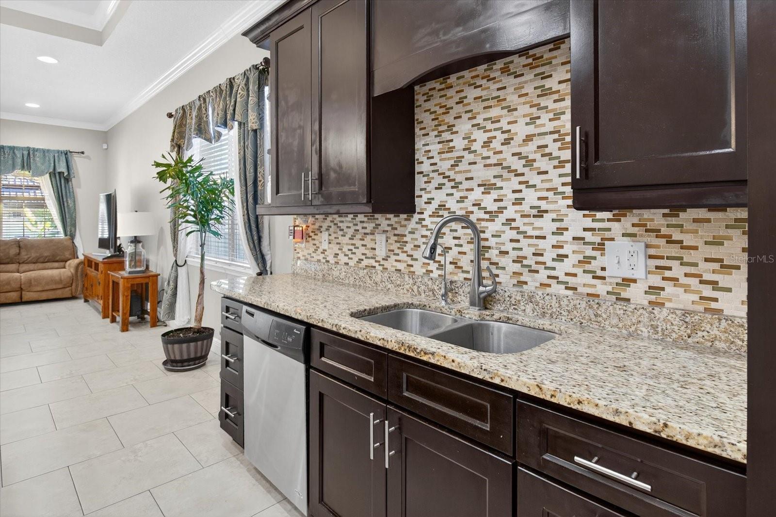 812 W COUNTRY CLUB DR, TAMPA, FL, 33612