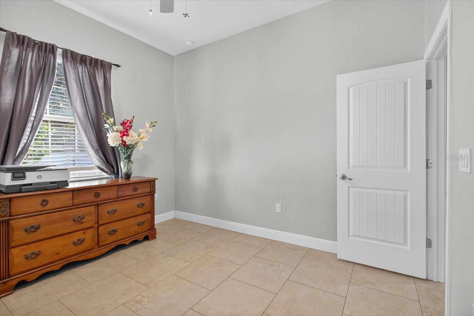 812 W COUNTRY CLUB DR, TAMPA, FL, 33612