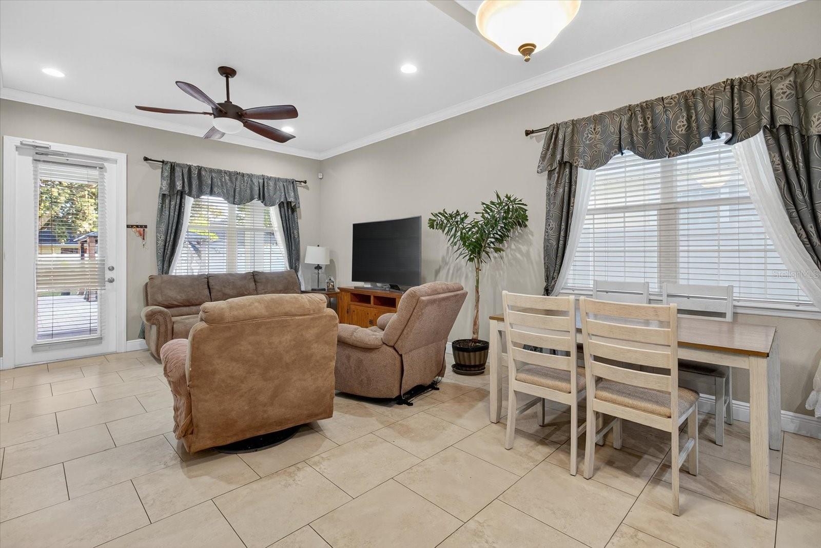 812 W COUNTRY CLUB DR, TAMPA, FL, 33612