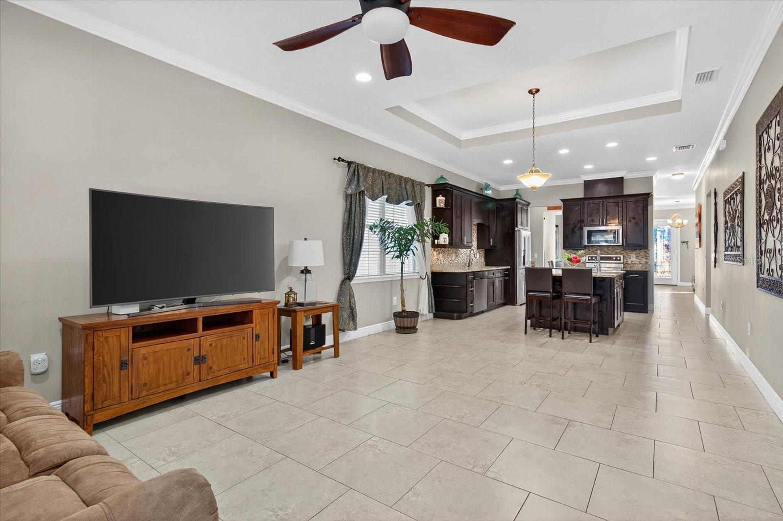 812 W COUNTRY CLUB DR, TAMPA, FL, 33612