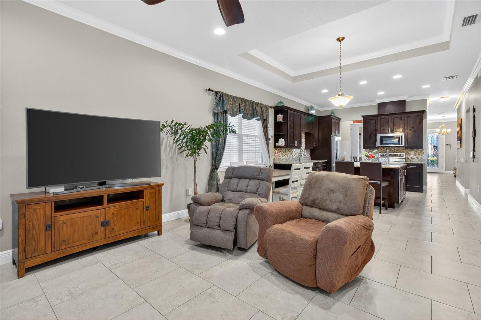 812 W COUNTRY CLUB DR, TAMPA, FL, 33612